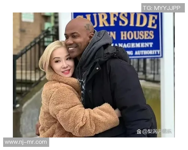 足球明星与妻子甜蜜合照展现幸福生活瞬间引发粉丝热议 足球明星与妻子甜蜜合照展现幸福生活瞬间引发粉丝热议