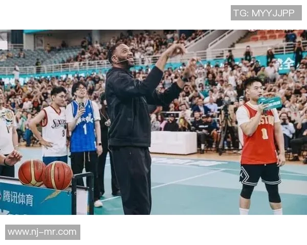 足球巨星亲临NBA赛场助威球迷热情高涨共庆体育盛事 足球巨星亲临NBA赛场助威球迷热情高涨共庆体育盛事