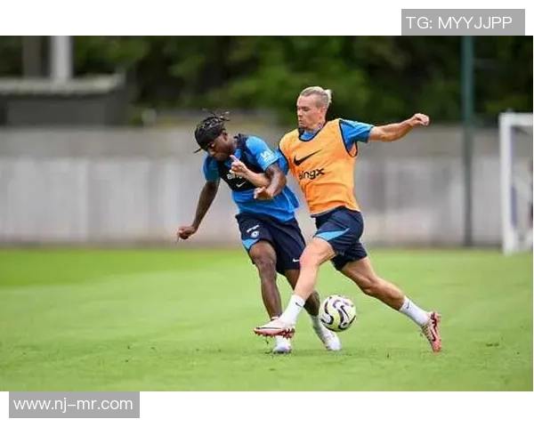 足球明星的全身照片展示他们的风采与魅力,感受足球场上的激情与荣耀 足球明星的全身照片展示他们的风采与魅力,感受足球场上的激情与荣耀