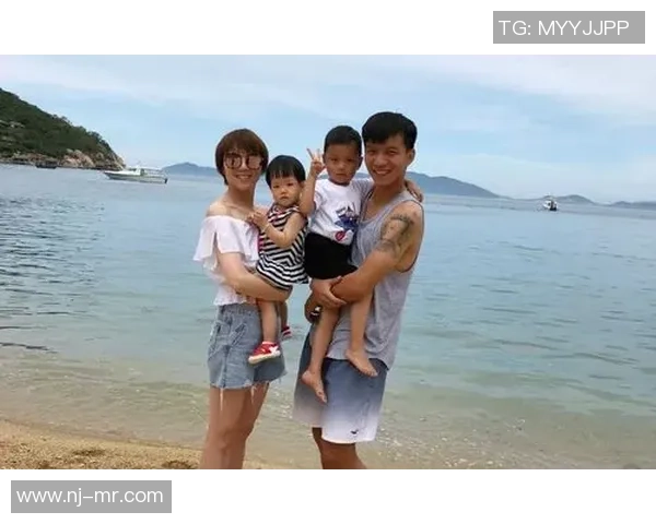 足球明星温情瞬间抱小孩展现父爱光辉与运动精神的完美结合 足球明星温情瞬间抱小孩展现父爱光辉与运动精神的完美结合